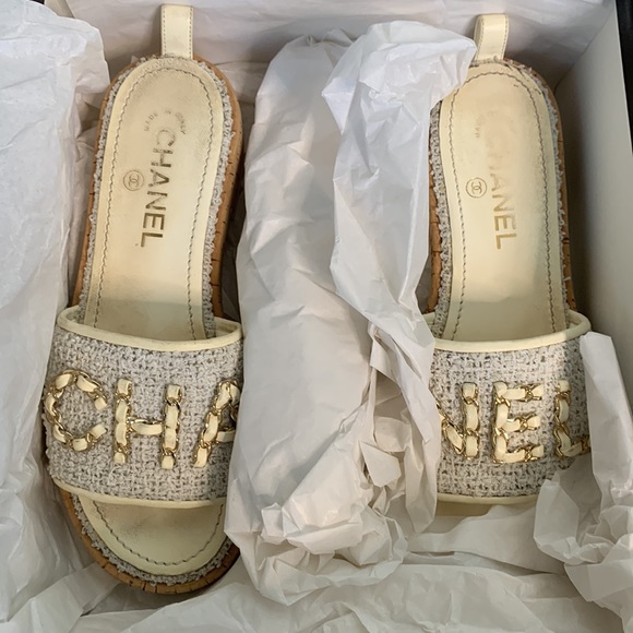 CHANEL 21C White Tweed Chain Logo Mules Sandals Slides EU 37 B US 7 - Picture 14 of 14